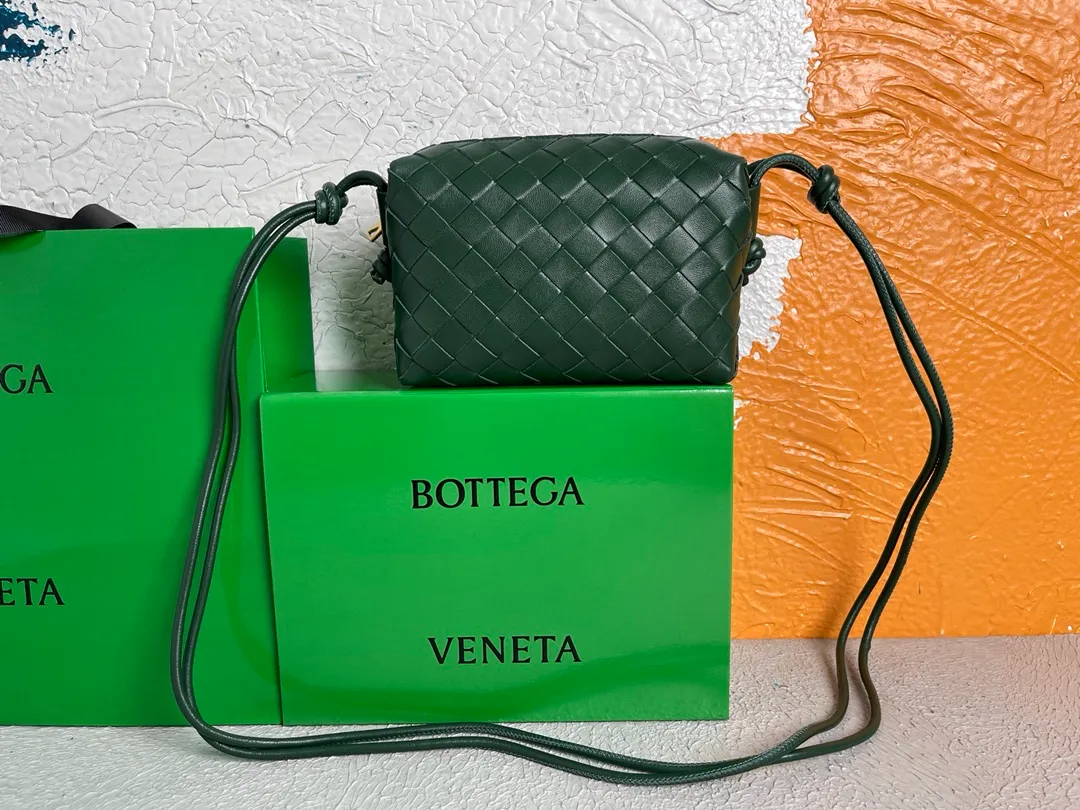 Batch 1160 BOTTEGA VENETA/Bottega 2021 new women's POUCH crossbody bag clutch, lntfecciato woven leather crossbody mini handbag, single internal open pocket, zipper closure, computer embroidered leather shoulder strap can be adjusted in length, model: 9896 Color: Raintree Green Origin: Italy Size: 17*12*8